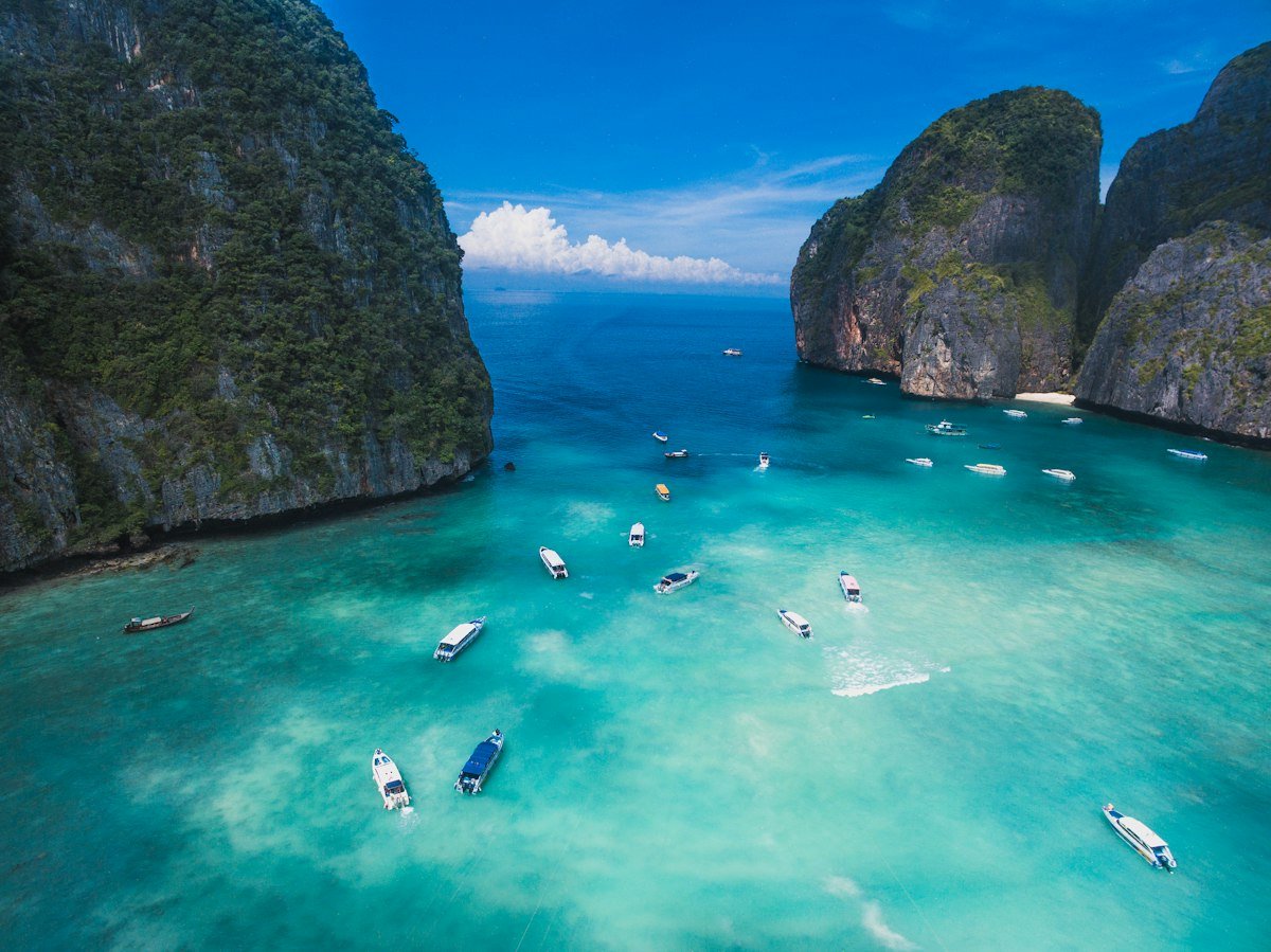 Thailand Digital Nomad Visa Turquoise water and limestone cliffs at a Thai island beach